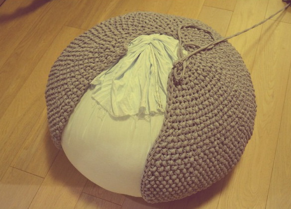 Stricken aus Strickgarn mit einer Häkelnadel. Körbe, Taschen, Hausschuhe Schritt für Schritt mit Fotos