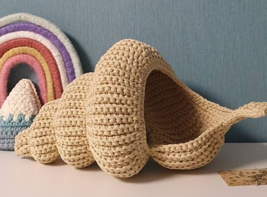 Stricken aus Strickgarn mit einer Häkelnadel. Körbe, Taschen, Hausschuhe Schritt für Schritt mit Fotos