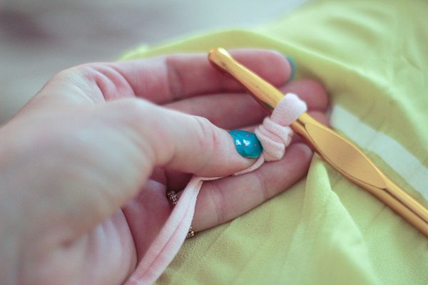 Stricken aus Strickgarn mit einer Häkelnadel. Körbe, Taschen, Hausschuhe Schritt für Schritt mit Fotos