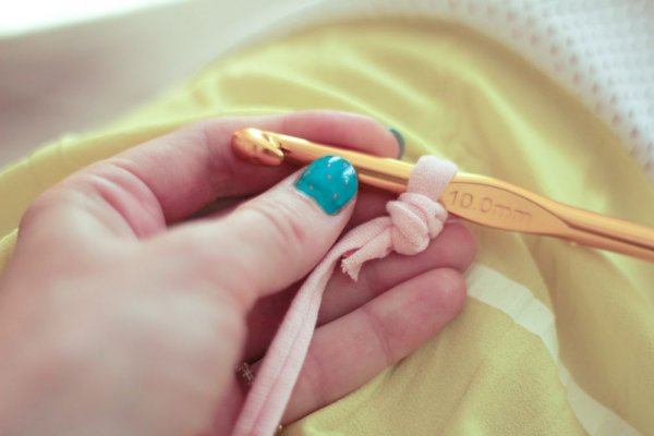 Stricken aus Strickgarn mit einer Häkelnadel. Körbe, Taschen, Hausschuhe Schritt für Schritt mit Fotos