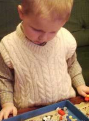 Gestrickte Westen für Jungen mit Stricknadeln, Häkelnadel für 1-4 Jahre. Schemata mit Beschreibung