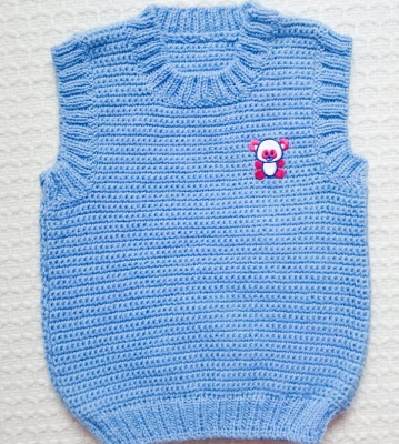 Gestrickte Westen für Jungen mit Stricknadeln, Häkelnadel für 1-4 Jahre. Schemata mit Beschreibung