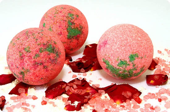 Badebomben (Kugeln). Wie man zu Hause macht, Rezept mit Glitzer, Überraschung, Öl aus Soda, Zitronensäure, Salz, Seife