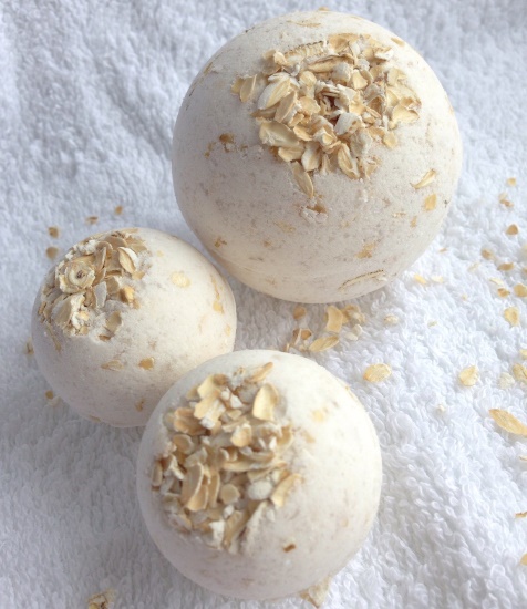 Badebomben (Kugeln). Wie man zu Hause macht, Rezept mit Glitzer, Überraschung, Öl aus Soda, Zitronensäure, Salz, Seife