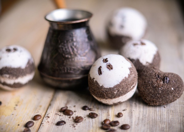 Badebomben (Kugeln). Wie man zu Hause macht, Rezept mit Glitzer, Überraschung, Öl aus Soda, Zitronensäure, Salz, Seife