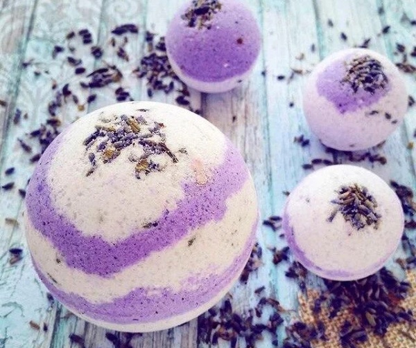 Badebomben (Kugeln). Wie man zu Hause macht, Rezept mit Glitzer, Überraschung, Öl aus Soda, Zitronensäure, Salz, Seife