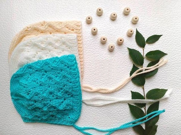 Gestrickte Mütze für Neugeborene. Muster von durchbrochenen Hüten für Mädchen, Jungen