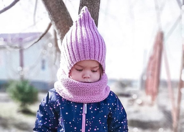 Gestrickte Mütze für Neugeborene. Muster von durchbrochenen Hüten für Mädchen, Jungen