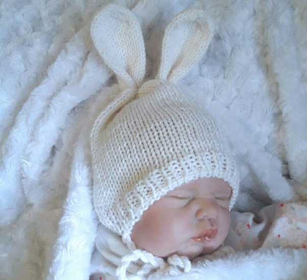 Gestrickte Mütze für Neugeborene. Muster von durchbrochenen Hüten für Mädchen, Jungen