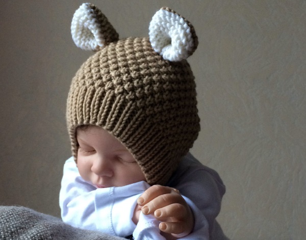 Gestrickte Mütze für Neugeborene. Muster von durchbrochenen Hüten für Mädchen, Jungen