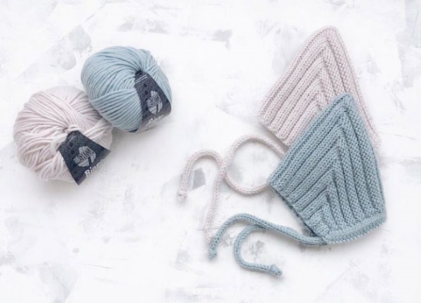 Gestrickte Mütze für Neugeborene. Muster von durchbrochenen Hüten für Mädchen, Jungen