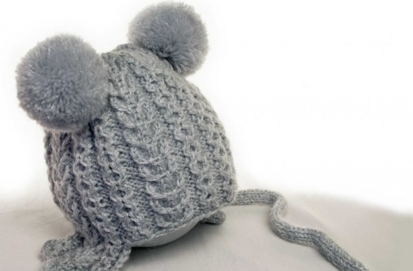 Gestrickte Mütze für Neugeborene. Muster von durchbrochenen Hüten für Mädchen, Jungen