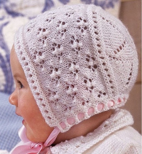Gestrickte Mütze für Neugeborene. Muster von durchbrochenen Hüten für Mädchen, Jungen