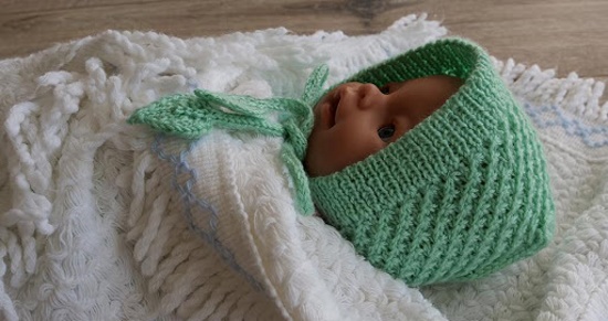 Gestrickte Mütze für Neugeborene. Muster von durchbrochenen Hüten für Mädchen, Jungen