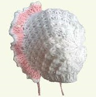 Gestrickte Mütze für Neugeborene. Muster von durchbrochenen Hüten für Mädchen, Jungen