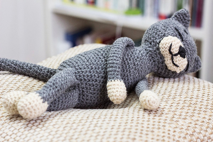 Häkelkatze. Muster und Beschreibungen von Amigurumi aus Plüschgarn, Mohair, Angora. Foto