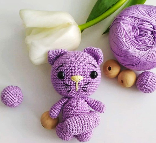 Häkelkatze. Muster und Beschreibungen von Amigurumi aus Plüschgarn, Mohair, Angora. Foto
