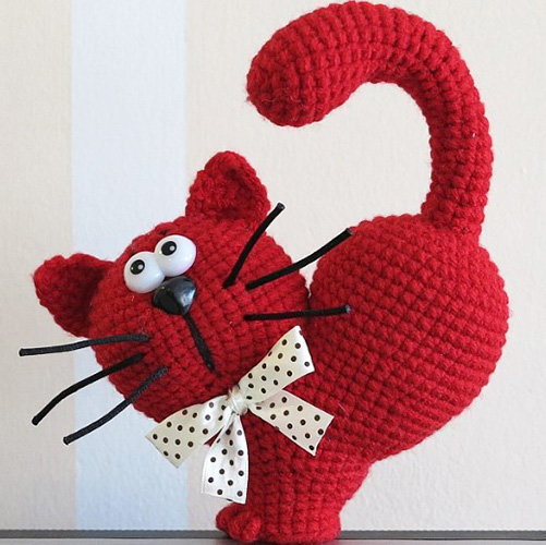Häkelkatze. Muster und Beschreibungen von Amigurumi aus Plüschgarn, Mohair, Angora. Foto