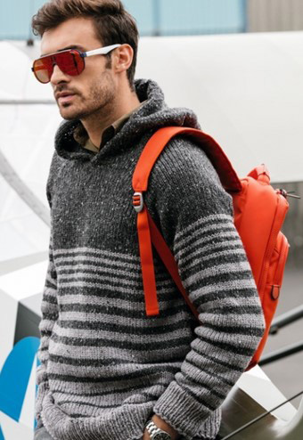 Herren Strickpullover. Muster mit Beschreibungen zum Stricken eines Pullovers für Anfänger. Video