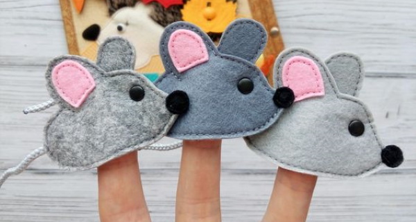 Filzmaus. DIY-Muster, Diagramme, Vorlagen Schritt für Schritt. Foto