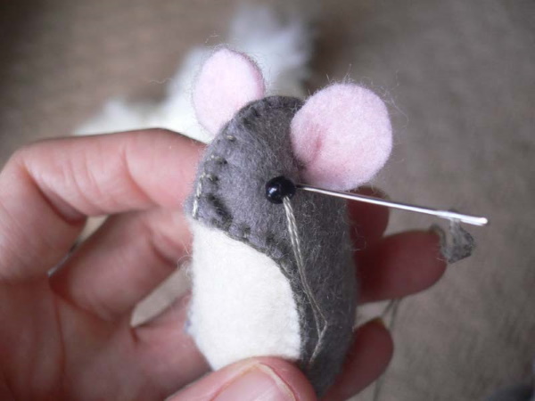 Filzmaus. DIY-Muster, Diagramme, Vorlagen Schritt für Schritt. Foto