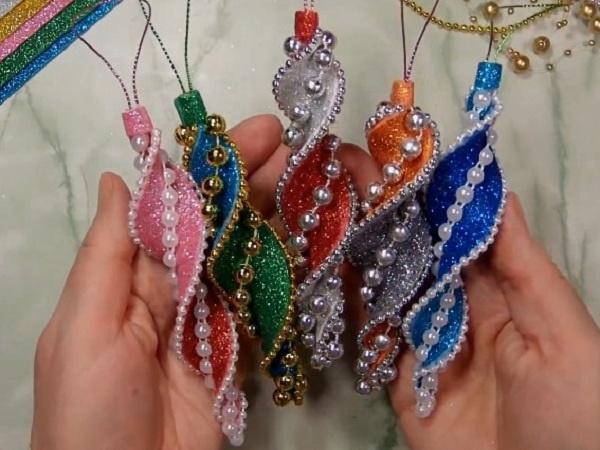 Creazioni fai da te con foamiran glitterato. Masterclass, modelli con modelli. Foto