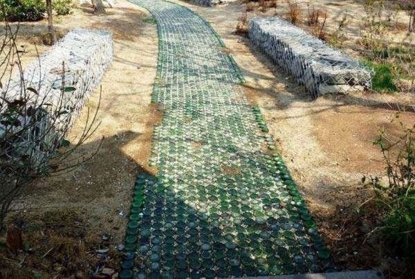 Creazioni fai da te con bottiglie di vetro per il giardino, la cucina e la casa estiva. Foto