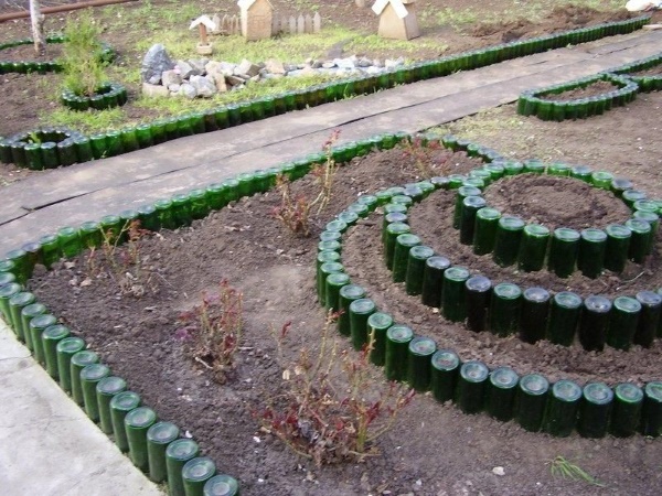 Creazioni fai da te con bottiglie di vetro per il giardino, la cucina e la casa estiva. Foto