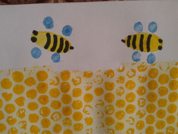 Zeichnung einer Biene für Kinder mit einem Bleistift zum Kopieren, Ausmalen, Schablonen