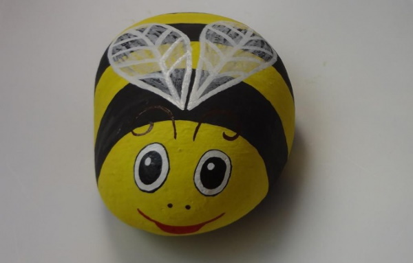 Zeichnung einer Biene für Kinder mit einem Bleistift zum Kopieren, Ausmalen, Schablonen
