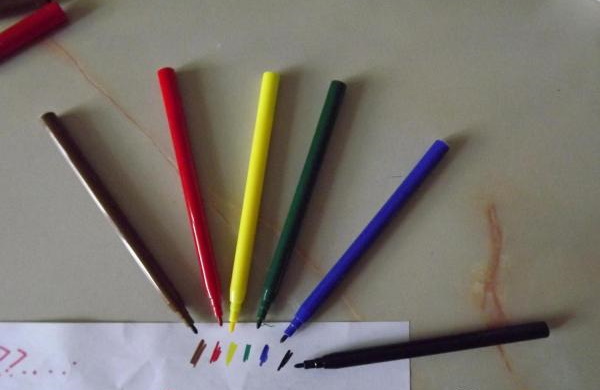 Spatzenzeichnung für Kinder mit Bleistift, Färbung auf einem Ast, Baum mit einem Vogelhäuschen, Brot, Blume