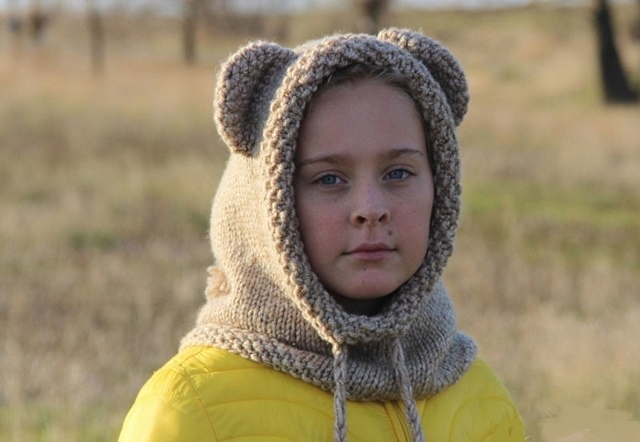 Mit Nadeln gestrickter Snood für Mädchen von 8–10 Jahren in ein oder zwei Runden. Schemata, Abmessungen, Beschreibung