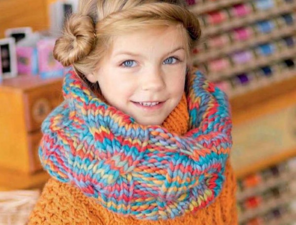 Mit Nadeln gestrickter Snood für Mädchen von 8–10 Jahren in ein oder zwei Runden. Schemata, Abmessungen, Beschreibung
