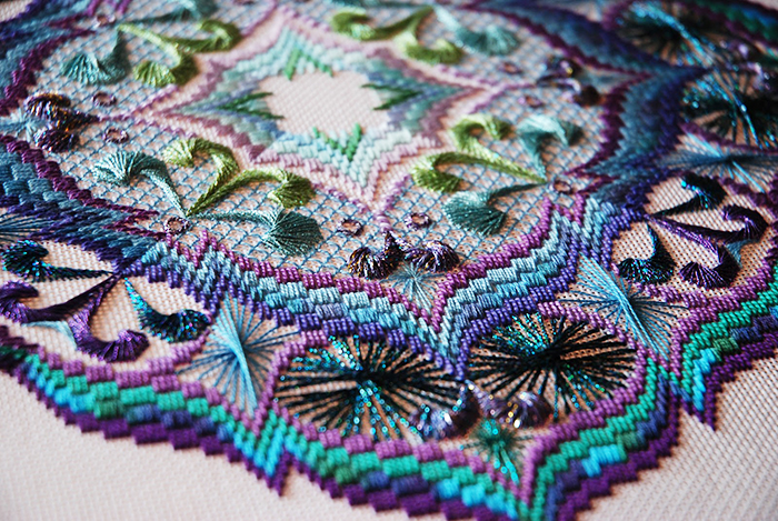 Bargello-Stickerei für Anfänger. Muster, Meisterkurse mit Beschreibungen zu Mesh, Kunststoff-Leinwand, Kleidung