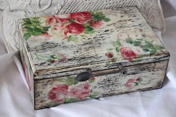 Decoupage auf einer Holzoberfläche. Wie man macht, Meisterklasse aus Servietten, antike Tapeten