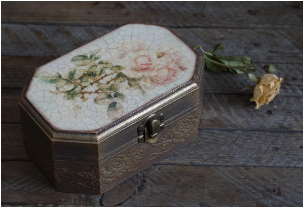 Decoupage auf einer Holzoberfläche. Wie man macht, Meisterklasse aus Servietten, antike Tapeten