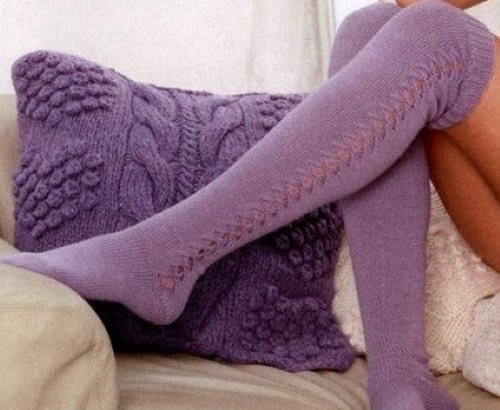 Gestrickte Beinwärmer. Muster und Beschreibung für Frauen mit Zöpfen, aus Melangegarn, Baumwolle, Wolle