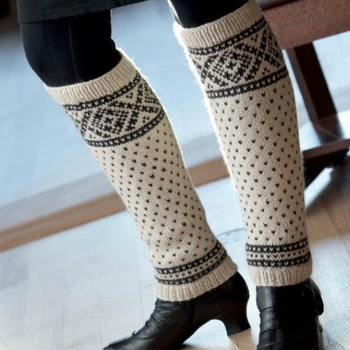 Gestrickte Beinwärmer. Muster und Beschreibung für Frauen mit Zöpfen, aus Melangegarn, Baumwolle, Wolle