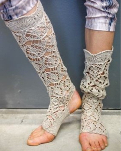 Gestrickte Beinwärmer. Muster und Beschreibung für Frauen mit Zöpfen, aus Melangegarn, Baumwolle, Wolle