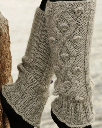 Gestrickte Beinwärmer. Muster und Beschreibung für Frauen mit Zöpfen, aus Melangegarn, Baumwolle, Wolle