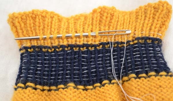 Gestrickte Beinwärmer. Muster und Beschreibung für Frauen mit Zöpfen, aus Melangegarn, Baumwolle, Wolle