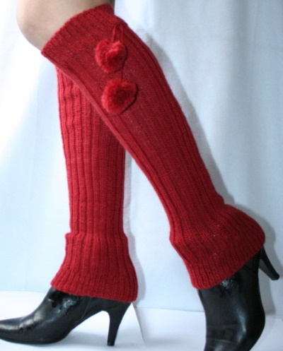 Gestrickte Beinwärmer. Muster und Beschreibung für Frauen mit Zöpfen, aus Melangegarn, Baumwolle, Wolle