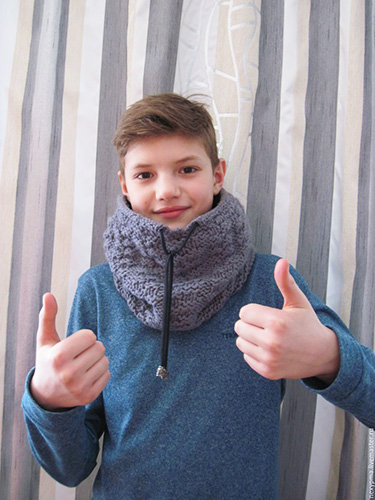 Gestrickter Snood für einen Jungen. Strickanleitungen mit Schritt-für-Schritt-Beschreibungen mit Fotos