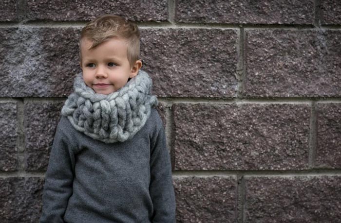Gestrickter Snood für einen Jungen. Strickanleitungen mit Schritt-für-Schritt-Beschreibungen mit Fotos