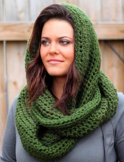 Mit dickem Garn in ein oder zwei Stricknadelumdrehungen gestrickter Snood. Schemata, Beschreibung