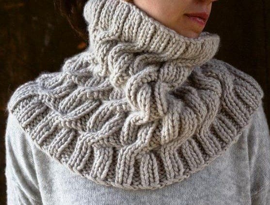 Mit dickem Garn in ein oder zwei Stricknadelumdrehungen gestrickter Snood. Schemata, Beschreibung