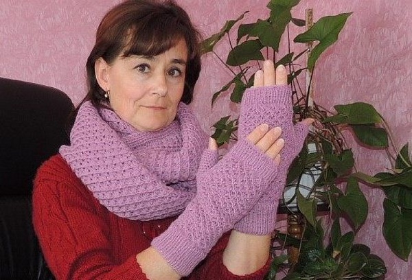 Sternenmuster gestrickt. Diagramm und Beschreibung zum Stricken eines Rundschals, einer Mütze und eines Pullovers im Kreis. Foto