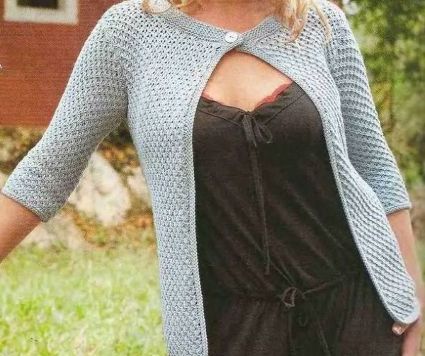 Sternenmuster gestrickt. Diagramm und Beschreibung zum Stricken eines Rundschals, einer Mütze und eines Pullovers im Kreis. Foto