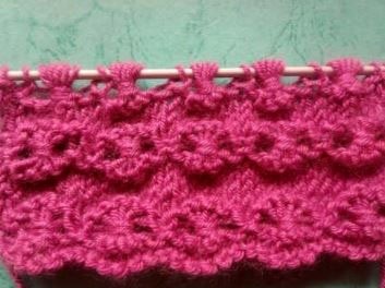Sternenmuster gestrickt. Diagramm und Beschreibung zum Stricken eines Rundschals, einer Mütze und eines Pullovers im Kreis. Foto