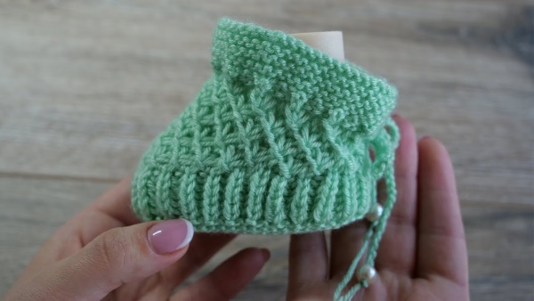Sternenmuster gestrickt. Diagramm und Beschreibung zum Stricken eines Rundschals, einer Mütze und eines Pullovers im Kreis. Foto